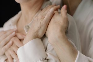 Read more about the article Useful Distraction Techniques for Dementia Caregivers